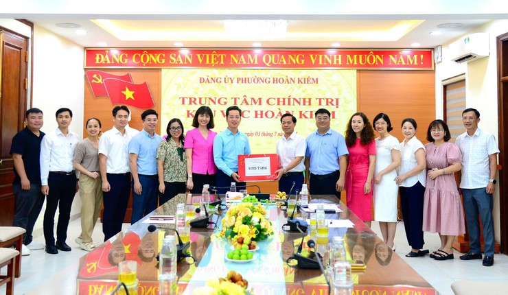 Đoàn Đảng ủy phường Hoàn Kiếm làm việc với Ủy ban MTTQ Việt Nam phường và Trung tâm Chính trị khu vực Hoàn Kiếm- Ảnh 7.