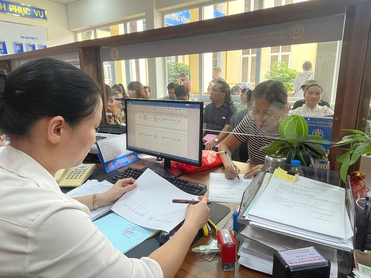 Cán bộ phường hướng dẫn người dân thực hiện thủ tục hành chính