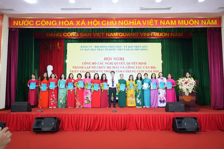 Đảng ủy - HĐND - UBND - Ủy ban MTTQ Việt Nam xã Phù Đổng tổ chức Hội nghị công bố các nghị quyết, quyết định về tổ chức bộ máy và công tác cán bộ của xã; triển khai nhiệm vụ trọng tâm 6 tháng cuối năm 2025.- Ảnh 6.