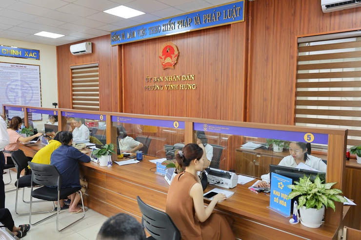Quang cảnh người dân đến làm thủ tục hành chính