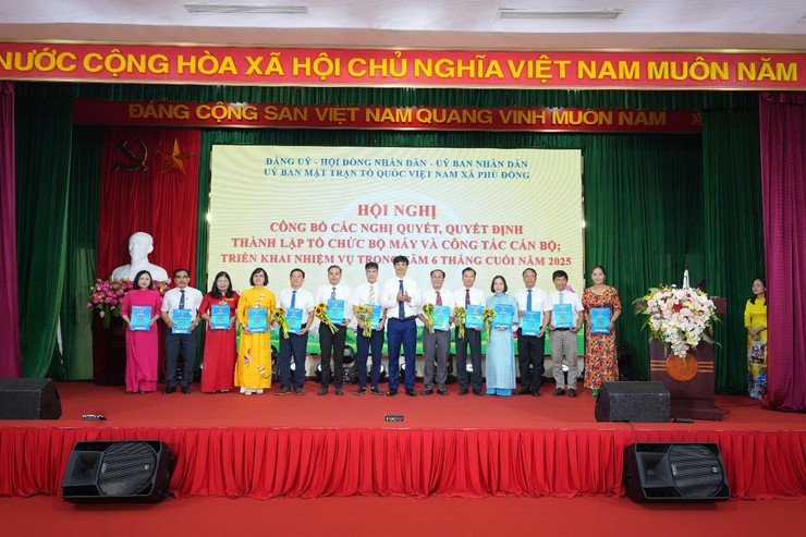 Đảng ủy - HĐND - UBND - Ủy ban MTTQ Việt Nam xã Phù Đổng tổ chức Hội nghị công bố các nghị quyết, quyết định về tổ chức bộ máy và công tác cán bộ của xã; triển khai nhiệm vụ trọng tâm 6 tháng cuối năm 2025.- Ảnh 7.