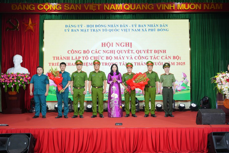 Đảng ủy - HĐND - UBND - Ủy ban MTTQ Việt Nam xã Phù Đổng tổ chức Hội nghị công bố các nghị quyết, quyết định về tổ chức bộ máy và công tác cán bộ của xã; triển khai nhiệm vụ trọng tâm 6 tháng cuối năm 2025.- Ảnh 8.