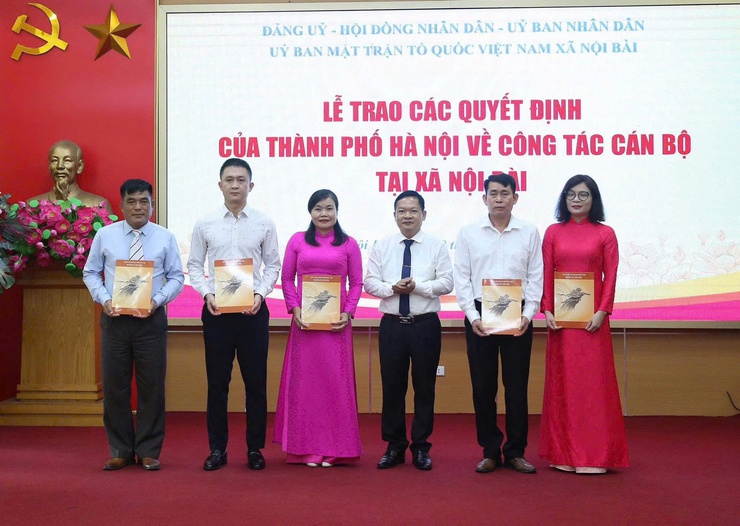  LỄ TRAO CÁC QUYẾT ĐỊNH CỦA THÀNH PHỐ HÀ NỘI VỀ CÔNG TÁC CÁN BỘ TẠI XÃ NỘI BÀI- Ảnh 2.