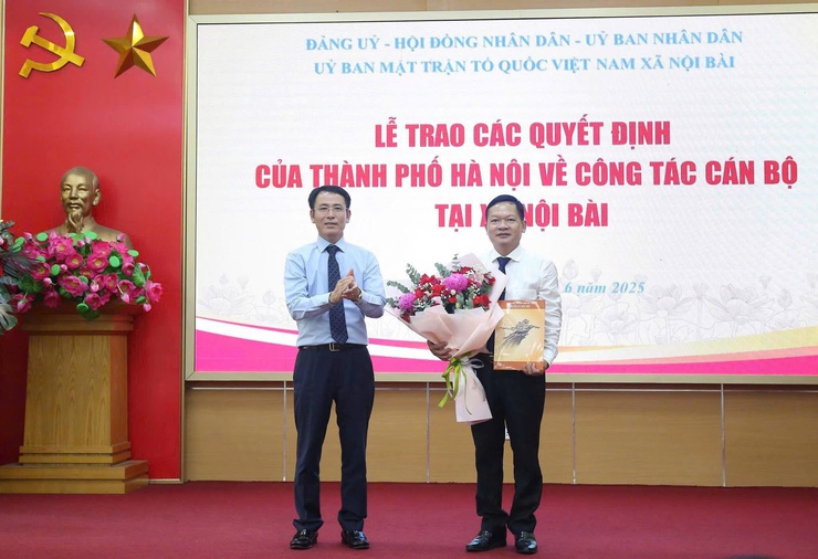  LỄ TRAO CÁC QUYẾT ĐỊNH CỦA THÀNH PHỐ HÀ NỘI VỀ CÔNG TÁC CÁN BỘ TẠI XÃ NỘI BÀI- Ảnh 1.