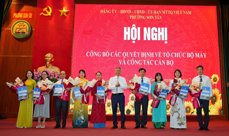 Phường Sơn Tây công bố các quyết định về tổ chức bộ máy và công tác cán bộ- Ảnh 2.
