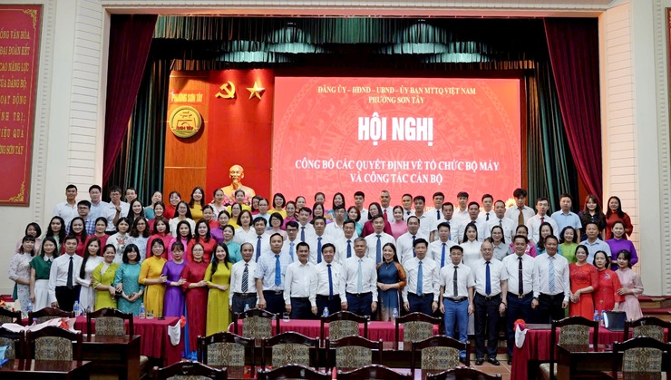 Phường Sơn Tây công bố các quyết định về tổ chức bộ máy và công tác cán bộ- Ảnh 1.