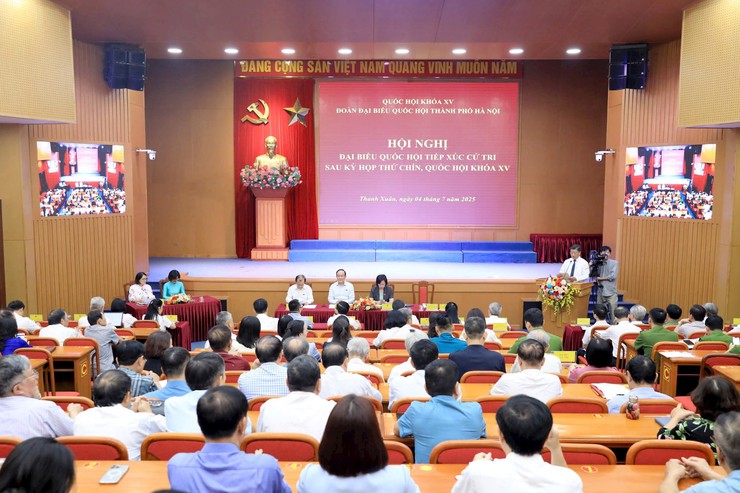 Đại biểu Quốc hội tiếp xúc cử tri sau kỳ họp thứ chín Quốc hội khóa XV
- Ảnh 3.