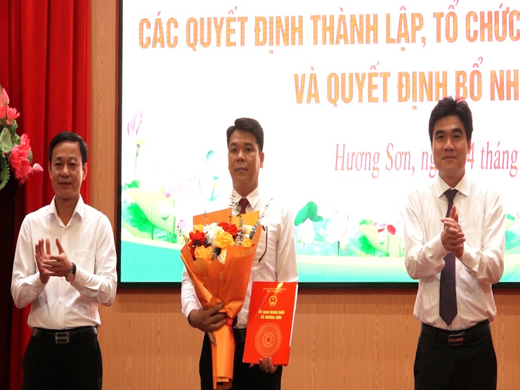 Xã Hương Sơn: Công bố Quyết định thành lập các cơ quan chuyên môn, đơn vị sự nghiệp và công tác cán bộ- Ảnh 4.