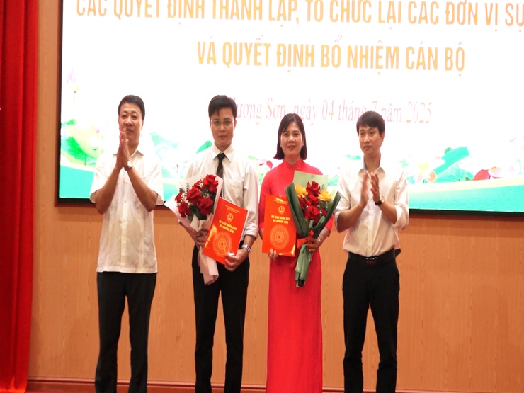 Xã Hương Sơn: Công bố Quyết định thành lập các cơ quan chuyên môn, đơn vị sự nghiệp và công tác cán bộ- Ảnh 9.