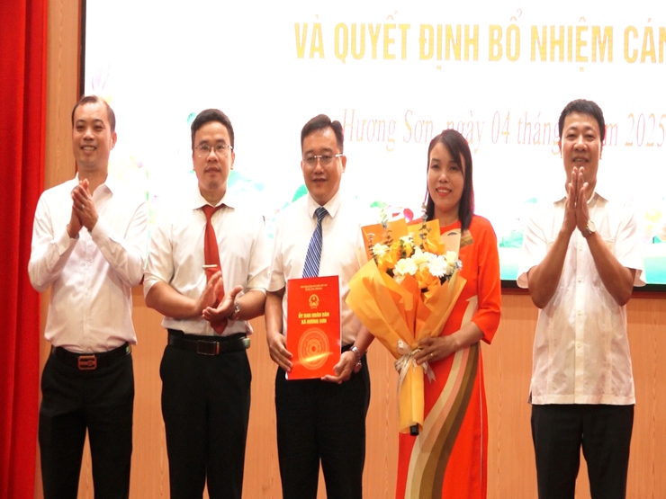 Xã Hương Sơn: Công bố Quyết định thành lập các cơ quan chuyên môn, đơn vị sự nghiệp và công tác cán bộ- Ảnh 8.