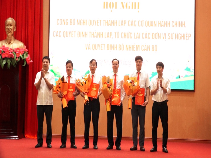 Xã Hương Sơn: Công bố Quyết định thành lập các cơ quan chuyên môn, đơn vị sự nghiệp và công tác cán bộ- Ảnh 6.