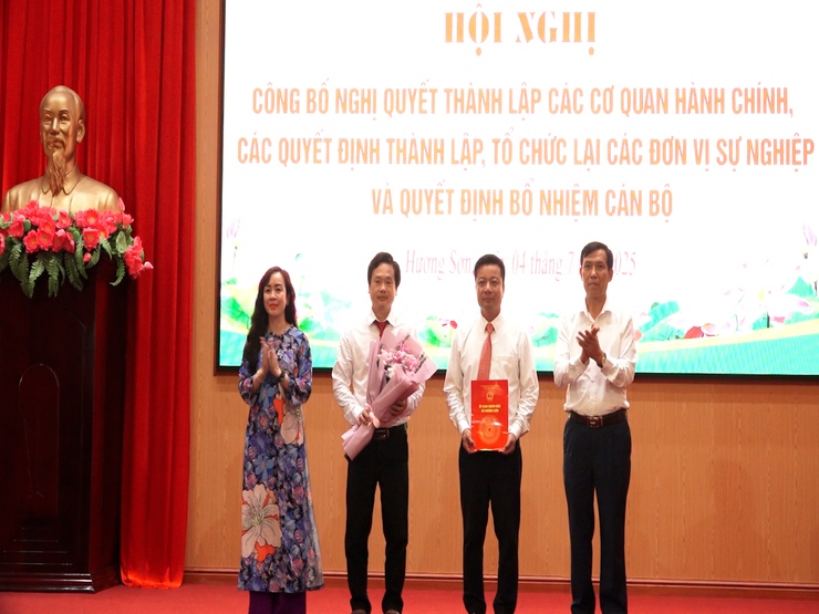 Xã Hương Sơn: Công bố Quyết định thành lập các cơ quan chuyên môn, đơn vị sự nghiệp và công tác cán bộ- Ảnh 7.