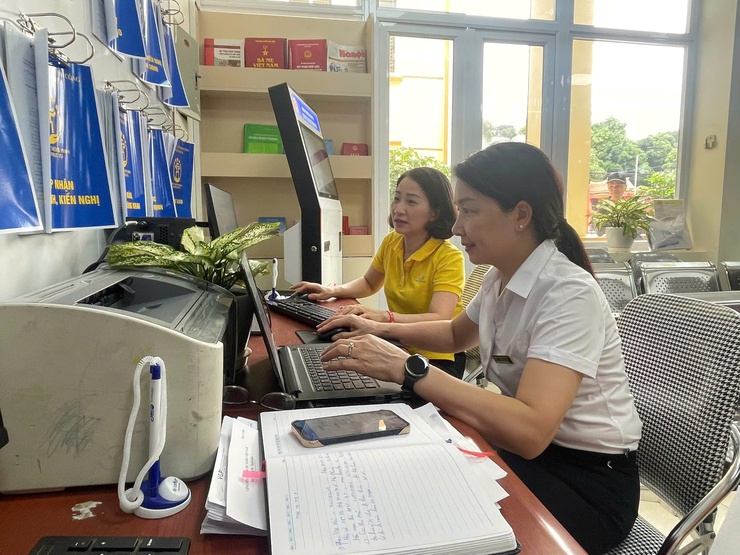 Người dân sử dụng dịch vụ công trực tuyến