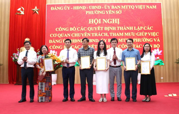 Phường Yên Sở công bố các quyết định về tổ chức bộ máy và công tác cán bộ- Ảnh 2.