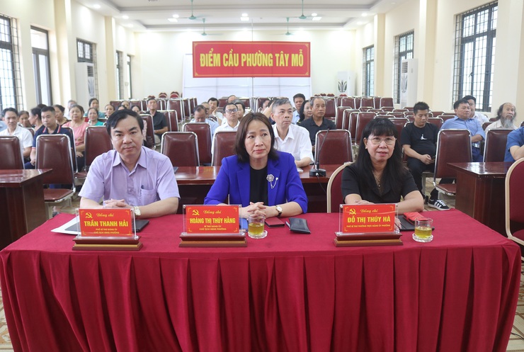 Đại biểu Quốc hội tiếp xúc cử tri sau kỳ họp thứ chín Quốc hội khóa XV
- Ảnh 2.
