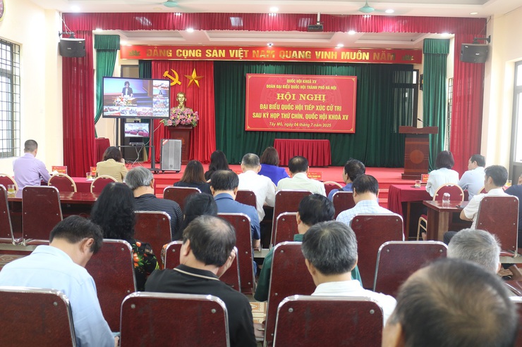 Đại biểu Quốc hội tiếp xúc cử tri sau kỳ họp thứ chín Quốc hội khóa XV
- Ảnh 1.
