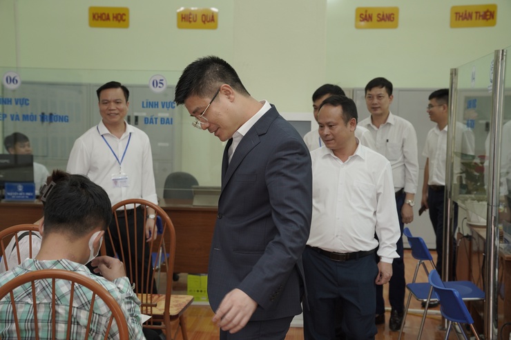 ĐỒNG CHÍ NGUYỄN HỒNG MINH - BÍ THƯ ĐẢNG ỦY XÃ ĐA PHÚC KIỂM TRA TẠI ĐIỂM PHỤC VỤ HÀNH CHÍNH CÔNG XÃ- Ảnh 1.