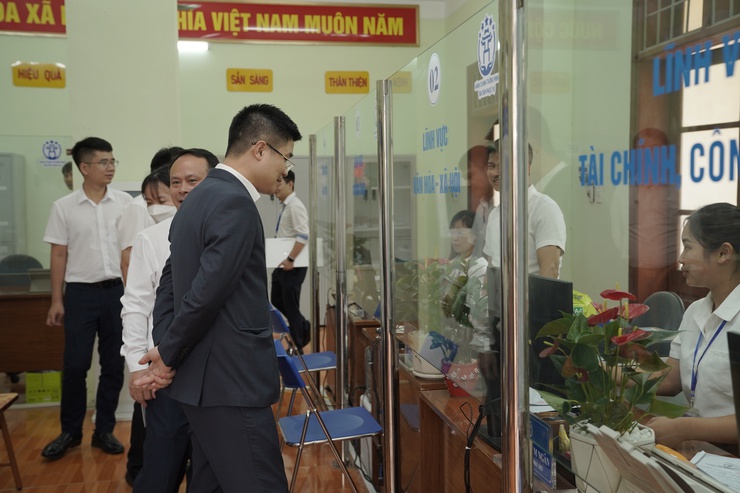 ĐỒNG CHÍ NGUYỄN HỒNG MINH - BÍ THƯ ĐẢNG ỦY XÃ ĐA PHÚC KIỂM TRA TẠI ĐIỂM PHỤC VỤ HÀNH CHÍNH CÔNG XÃ- Ảnh 6.