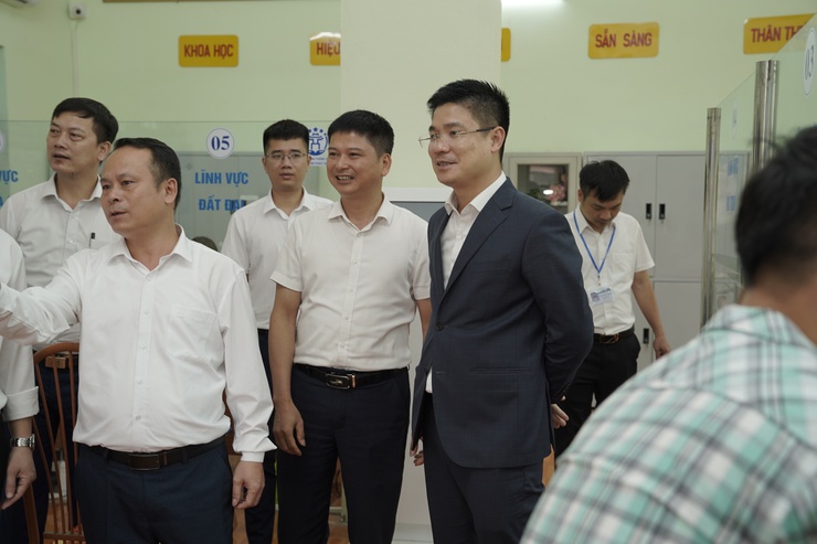 ĐỒNG CHÍ NGUYỄN HỒNG MINH - BÍ THƯ ĐẢNG ỦY XÃ ĐA PHÚC KIỂM TRA TẠI ĐIỂM PHỤC VỤ HÀNH CHÍNH CÔNG XÃ- Ảnh 2.