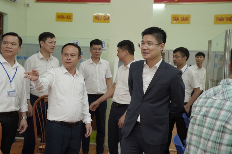 ĐỒNG CHÍ NGUYỄN HỒNG MINH - BÍ THƯ ĐẢNG ỦY XÃ ĐA PHÚC KIỂM TRA TẠI ĐIỂM PHỤC VỤ HÀNH CHÍNH CÔNG XÃ- Ảnh 5.