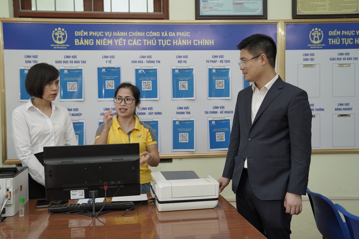 ĐỒNG CHÍ NGUYỄN HỒNG MINH - BÍ THƯ ĐẢNG ỦY XÃ ĐA PHÚC KIỂM TRA TẠI ĐIỂM PHỤC VỤ HÀNH CHÍNH CÔNG XÃ- Ảnh 3.