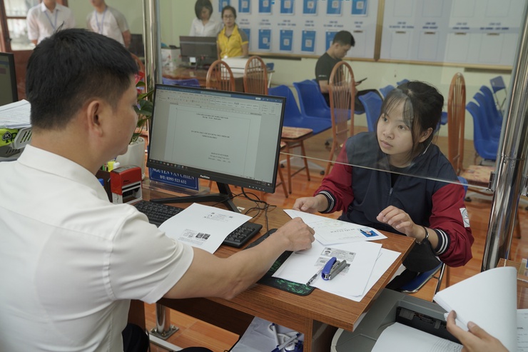 ĐỒNG CHÍ NGUYỄN HỒNG MINH - BÍ THƯ ĐẢNG ỦY XÃ ĐA PHÚC KIỂM TRA TẠI ĐIỂM PHỤC VỤ HÀNH CHÍNH CÔNG XÃ- Ảnh 4.