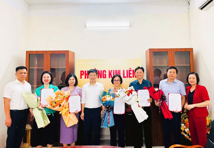 PHƯỜNG KIM LIÊN: TRAO CÁC QUYẾT ĐỊNH VỀ TỔ CHỨC BỘ MÁY VÀ CÔNG TÁC CÁN BỘ- Ảnh 1.