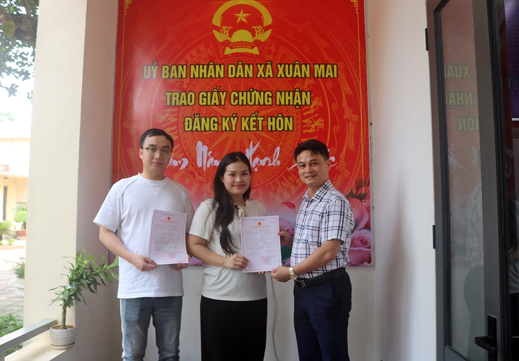 Lãnh đạo xã Xuân Mai trao Giấy chứng nhận đăng ký kết hôn cho cho công dân- Ảnh 2.