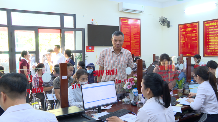 Đồng chí Nguyễn Trung Thuận - Bí thư Đảng ủy, Chủ tịch HĐND xã An Khánh thăm Điểm phục vụ hành chính công- Ảnh 1.