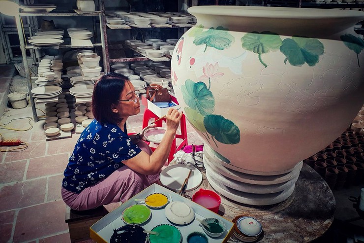 “Cặp đôi” nghệ nhân đưa gốm truyền thống vượt “lũy tre làng”- Ảnh 2.