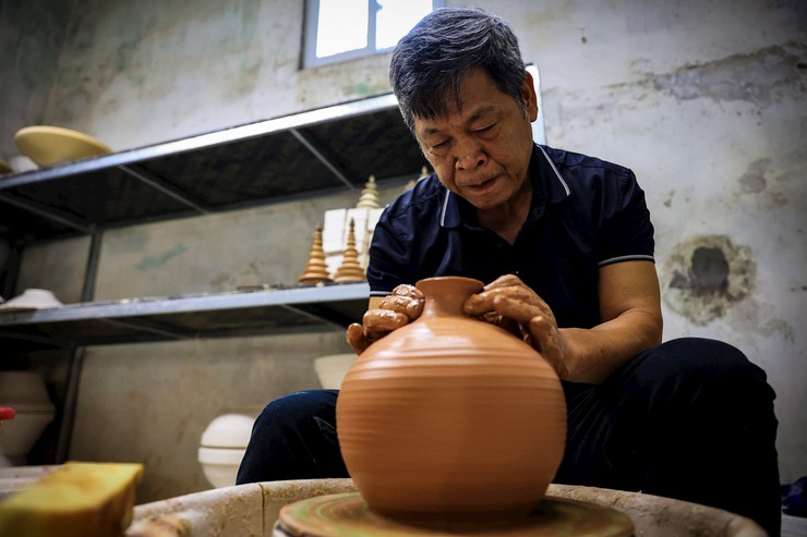 “Cặp đôi” nghệ nhân đưa gốm truyền thống vượt “lũy tre làng”- Ảnh 1.