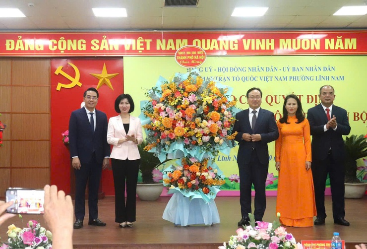 Lễ công bố và trao các Quyết định của Thành phố về công tác cán bộ phường Lĩnh Nam- Ảnh 2.