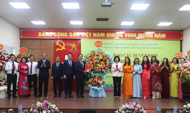 Lễ công bố và trao các Quyết định của Thành phố về công tác cán bộ phường Lĩnh Nam- Ảnh 3.