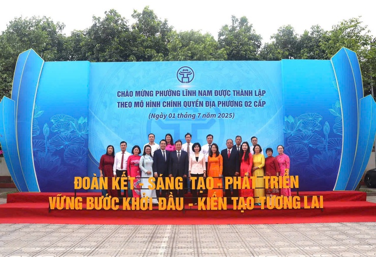 Lễ công bố và trao các Quyết định của Thành phố về công tác cán bộ phường Lĩnh Nam- Ảnh 4.