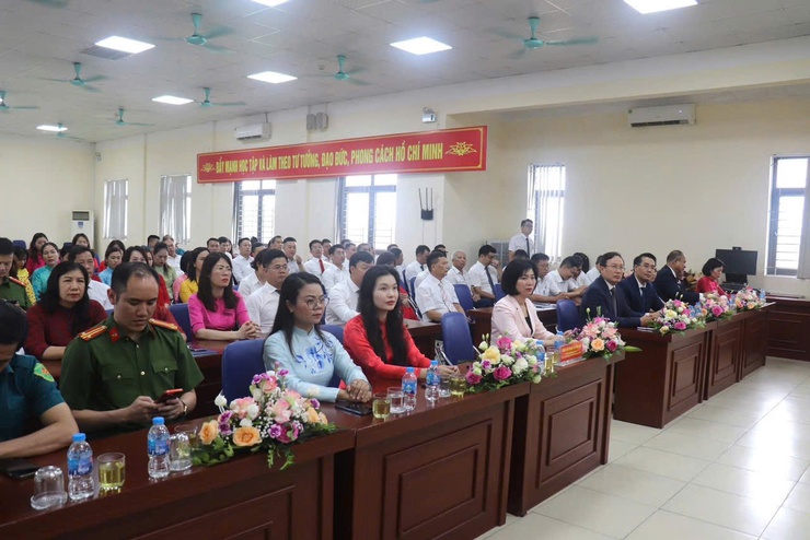 Lễ công bố và trao các Quyết định của Thành phố về công tác cán bộ phường Lĩnh Nam- Ảnh 1.