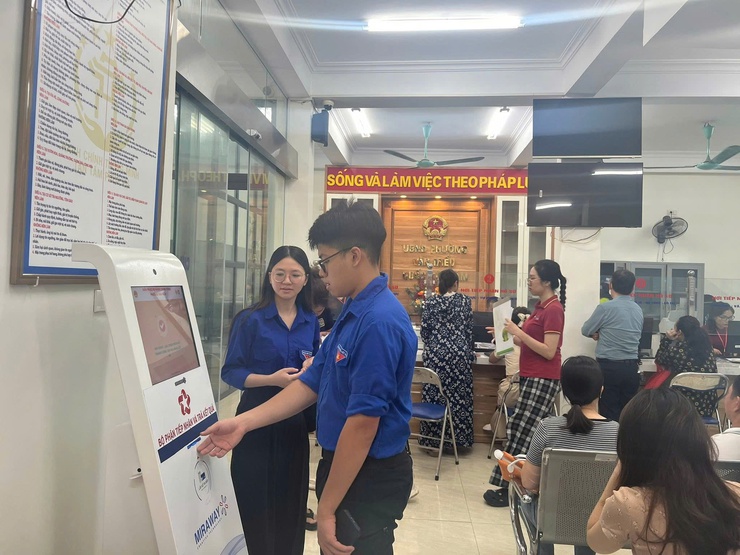 TUỔI TRẺ PHƯỜNG VĂN MIẾU - QUỐC TỬ GIÁM RA QUÂN HỖ TRỢ NGƯỜI DÂN THỰC HIỆN THỦ TỤC HÀNH CHÍNH CÔNG- Ảnh 4.