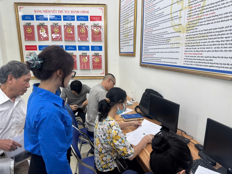 TUỔI TRẺ PHƯỜNG VĂN MIẾU - QUỐC TỬ GIÁM RA QUÂN HỖ TRỢ NGƯỜI DÂN THỰC HIỆN THỦ TỤC HÀNH CHÍNH CÔNG- Ảnh 5.