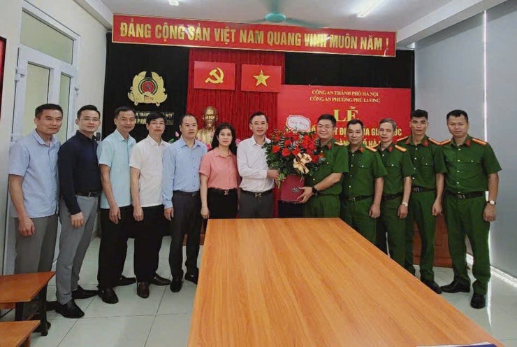 Các đồng chí lãnh đạo Đảng ủy, UBND phường Phú Lương thăm hỏi, động viên và giao nhiệm vụ cho công an phường- Ảnh 1.