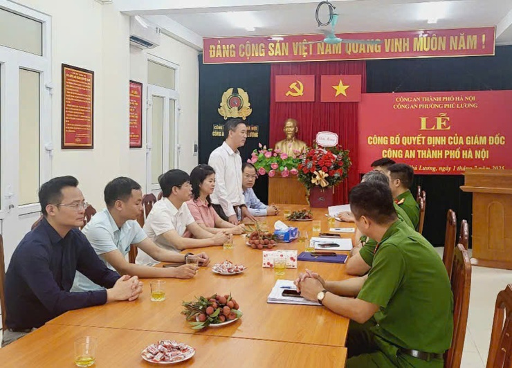 Các đồng chí lãnh đạo Đảng ủy, UBND phường Phú Lương thăm hỏi, động viên và giao nhiệm vụ cho công an phường- Ảnh 2.