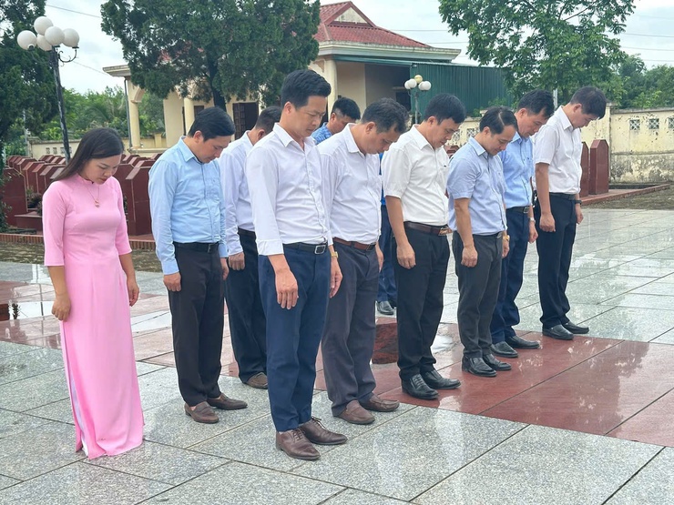 Lãnh đạo xã Bất Bạt thành kính dâng hương tổ chức đoàn dâng hương các di tích lịch sử văn hóa Đình, Đền, và Nghĩa trang Liệt sĩ xã Bất Bạt.- Ảnh 2.