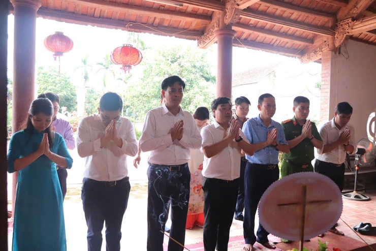 Lãnh đạo xã Bất Bạt thành kính dâng hương tổ chức đoàn dâng hương các di tích lịch sử văn hóa Đình, Đền, và Nghĩa trang Liệt sĩ xã Bất Bạt.- Ảnh 1.