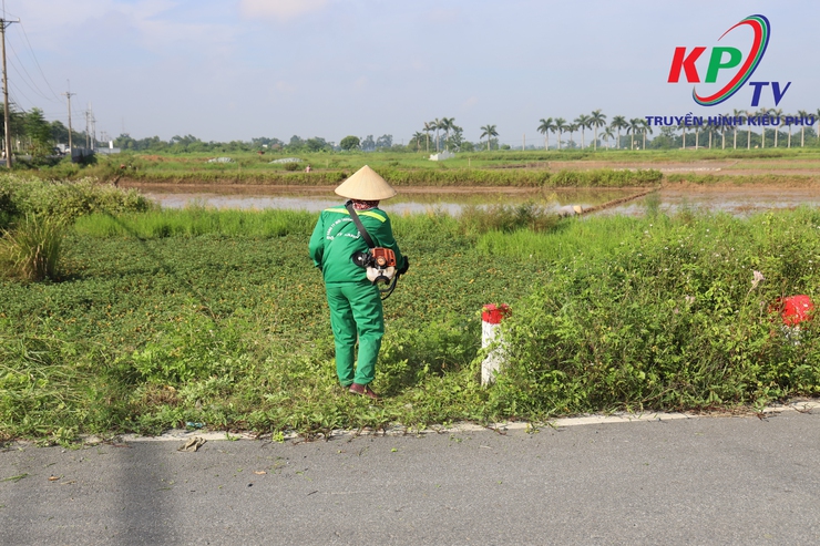 UBND xã Kiều Phú phối hợp ra quân tổng vệ sinh môi trường, xây dựng khu dân cư sáng – xanh – sạch – đẹp- Ảnh 1.