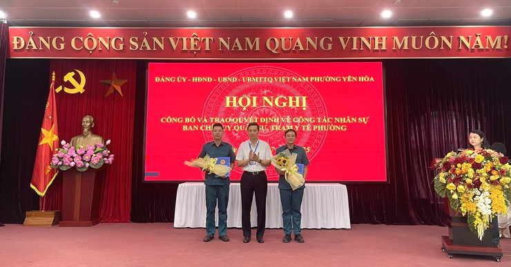 Hội nghị tổ chức công bố và trao quyết định về công tác cán bộ phường Yên Hoà- Ảnh 3. Hội nghị tổ chức công bố và trao quyết định về công tác cán bộ phường Yên Hoà- Ảnh 3.