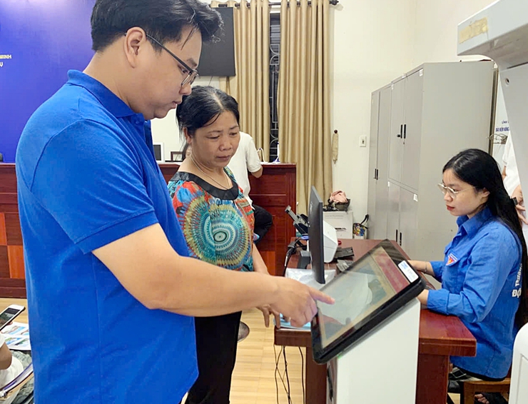 Tuổi trẻ xã Xuân Mai tích cực hỗ trợ người dân tại điểm Phục vụ hành chính công của xã Xuân Mai- Ảnh 4.