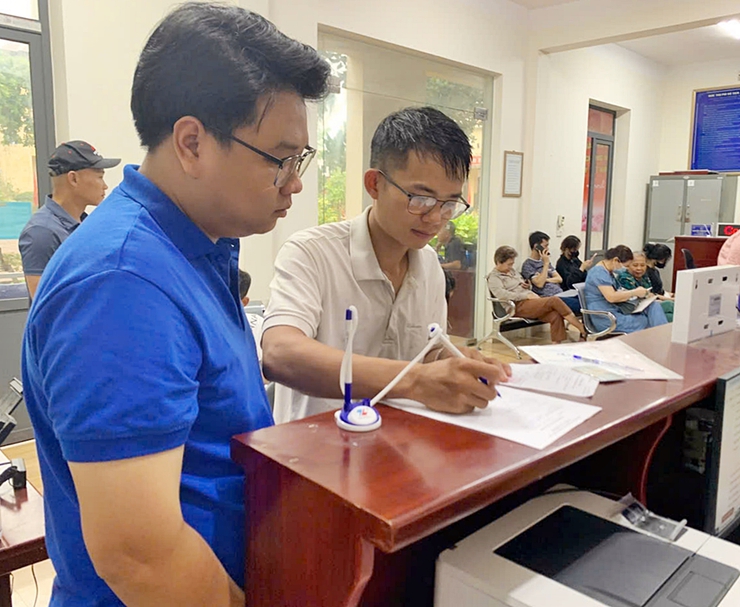 Tuổi trẻ xã Xuân Mai tích cực hỗ trợ người dân tại điểm Phục vụ hành chính công của xã Xuân Mai- Ảnh 3.