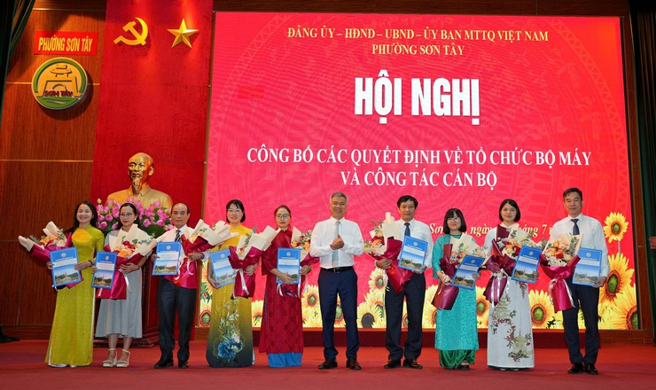 Phường Sơn Tây công bố các quyết định về tổ chức bộ máy  và công tác cán bộ- Ảnh 1.