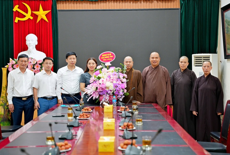 Ban Trị sự Giáo hội Phật giáo Việt Nam TP Hà Nội chúc mừng phường Sơn Tây chính thức đi vào hoạt động- Ảnh 1.