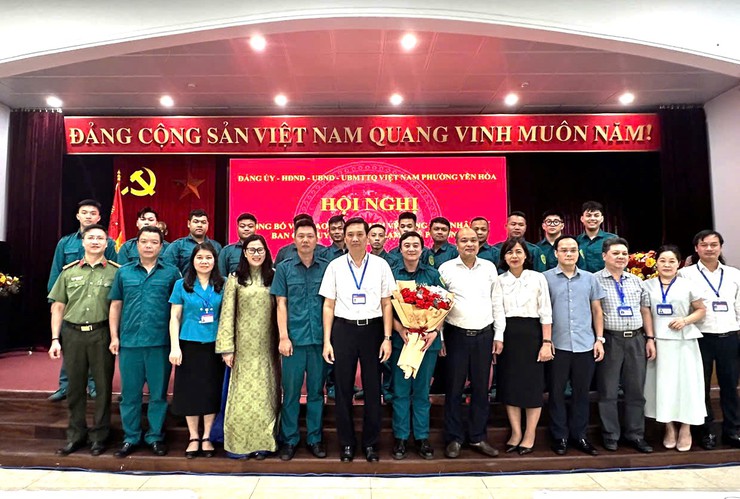 Hội nghị tổ chức công bố và trao quyết định về công tác cán bộ phường Yên Hoà- Ảnh 4.