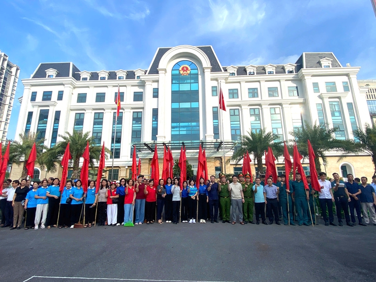 Lãnh đạo phường Cầu Giấy kiểm tra và tham gia công tác tổng vệ sinh môi trường- Ảnh 6.
