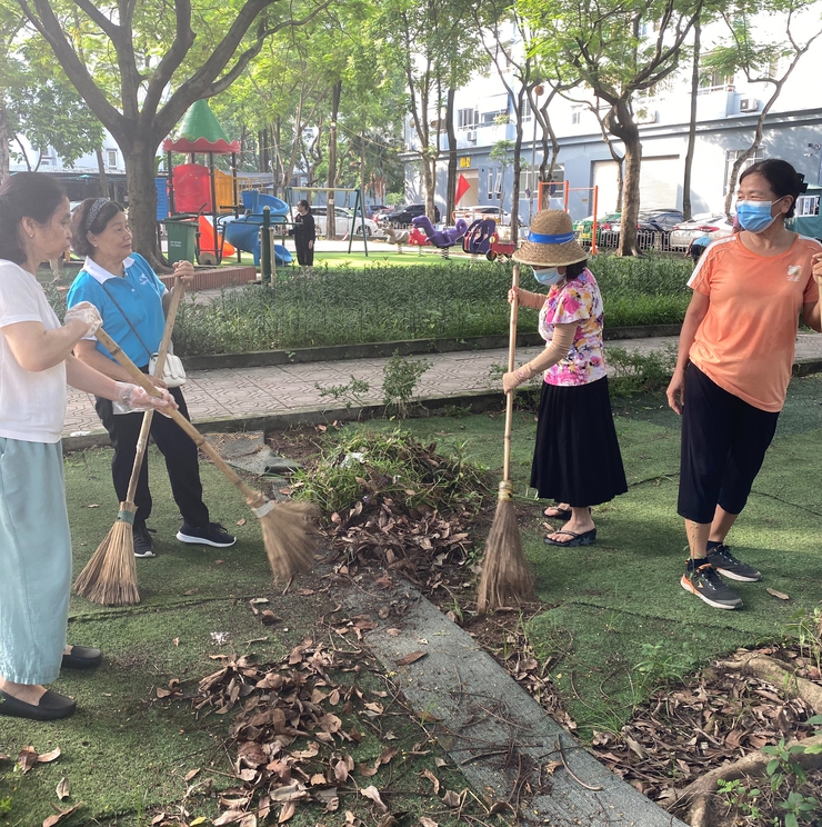 Lãnh đạo phường Cầu Giấy kiểm tra và tham gia công tác tổng vệ sinh môi trường- Ảnh 2.